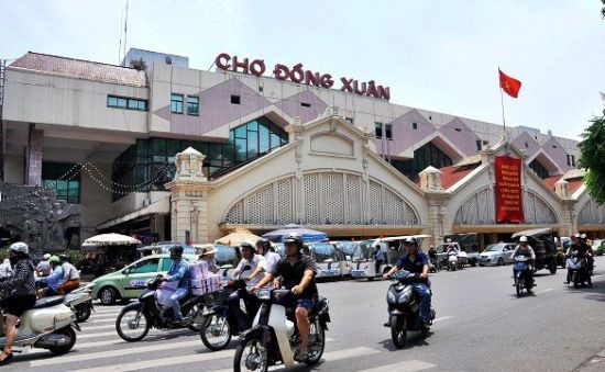 Shopping in Dong Xuan Market