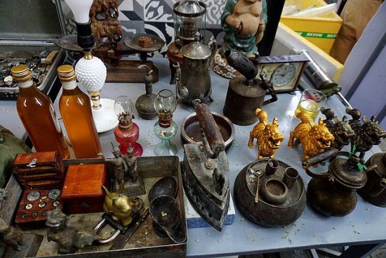 This-place-are-selling-old-and-antique-including-vases-pots-coins
