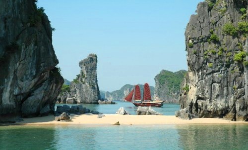 Ba Trai Dao - a private place in Halong Cruise Trip