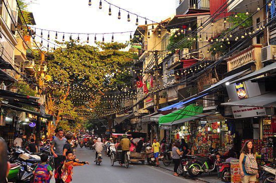 Walking Through Hanoi Old Quarter and Buying Gifts