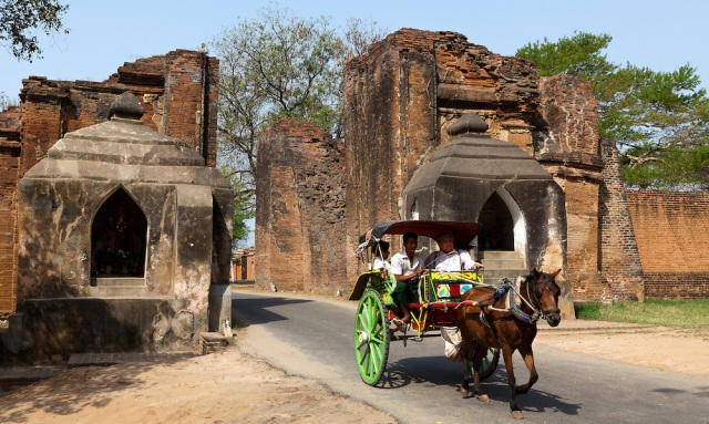 Tharabar Gate with the horse-cart