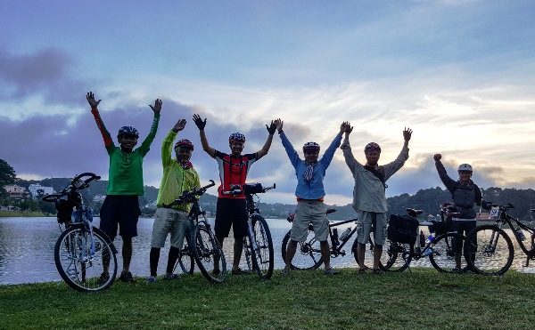 Most visitors coming to Dalat also want to explore the road around Xuan Huong Lake by bicycle.