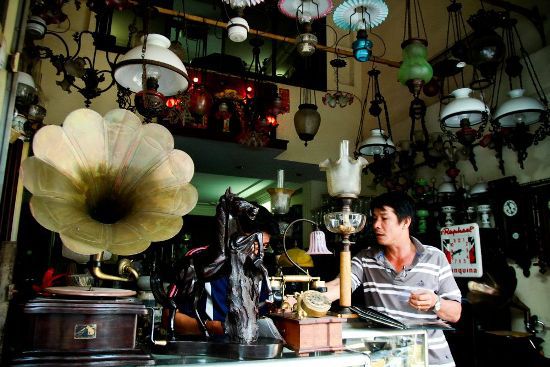 buying-gift-in-le-cong-kieu-antique-street