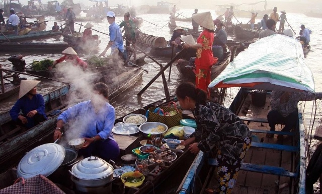 Hot noodle for breakfast in Cai Be floating market