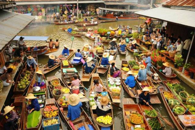 A small corner of the colorful Cai Be floating market