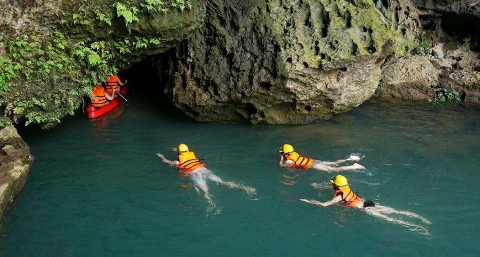 You can swim or take kayaking to enter Dark Cave (toi Cave)