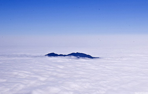 the Mountain's top is revealed among the sky of cloud