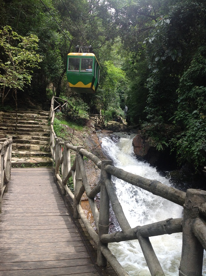 Using cable cars to admire around of Dalanta