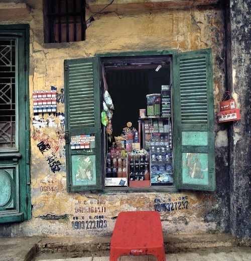 A small stall for drinks on Thuoc Bac Street in 2015