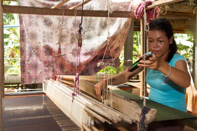 Residents on Koh Dach Island is weaving silk