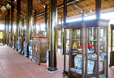 inside of the hundred pillar house in Cuu Long Delta