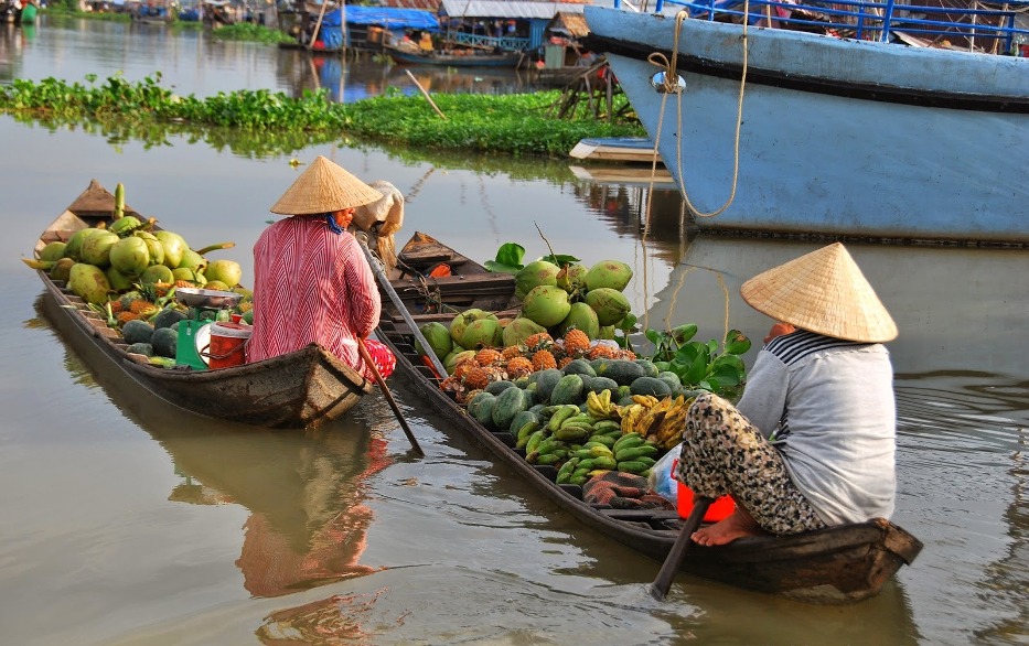 Long Xuyen floating market in the flooding season