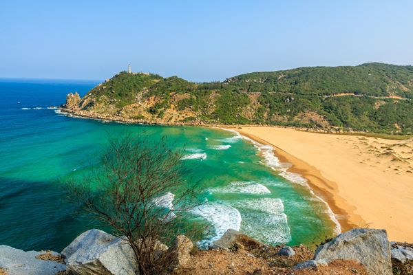 Along the road of southern center, there are many beautiful beaches.