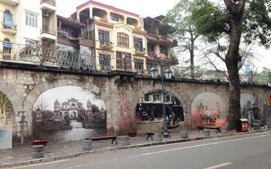 Street-artworks-on-the-wall-of-phung-hung-mural-street