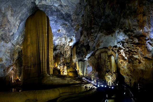 A block of stalactites shaped the form similar to rice-terraces