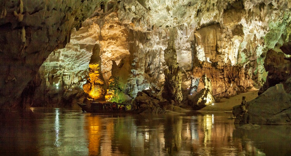 Thien Duong Cave (Paradise Cave) owns an incredible beauty