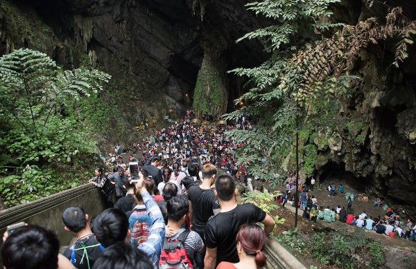 The only way to Huong Tich Cave meets traffic jam in the time of New Year.