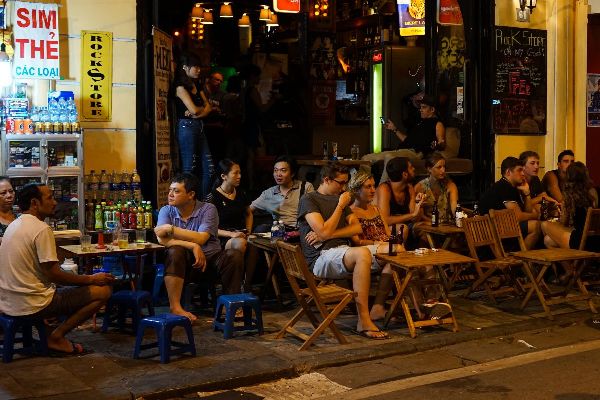 Addition to the street beer restaurants, there are many mini-bars and coffee houses for you in Ta Hien beer street Hanoi.