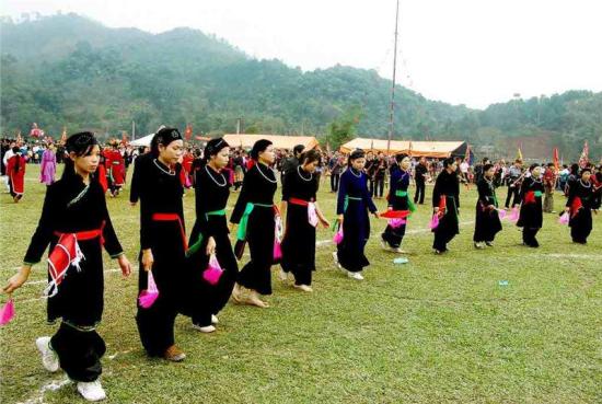 Tay ethnic group’s simple costume on the occasion of holidays and festivals