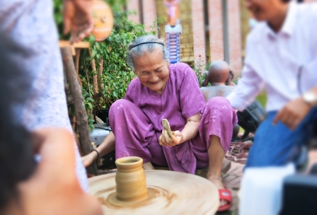 An old-age artisan of the handicraft village