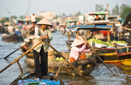 Cai Be floating market is one of best interesting thing in Mekong Tour