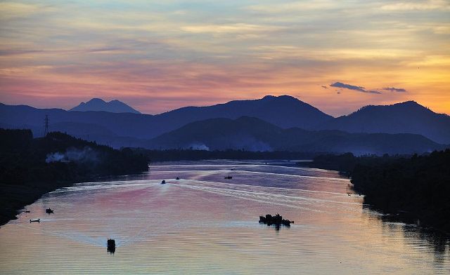 Ngu Binh Mountain likely covers the Huong River