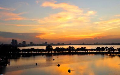 The West Lake is an ideal place for seeing the sunset.
