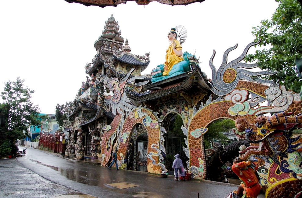 Linh Phuoc pagoda is the most amazing pagoda in Dalat city