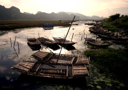 Take a bamboo boat in the port, you will have several hours to admire Van Long