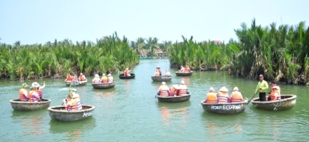 Visitors are enjoying and feelings the tiny Mekong of Hoian