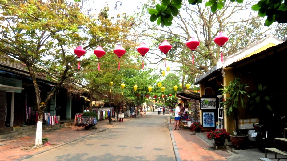 You can see lots of the article products of Kim Bong in Hoian' Old Quarter