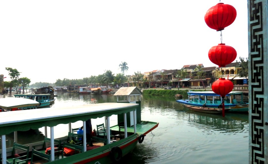 You can take a boat from Hoian's old town to Kim Bong Village everyday