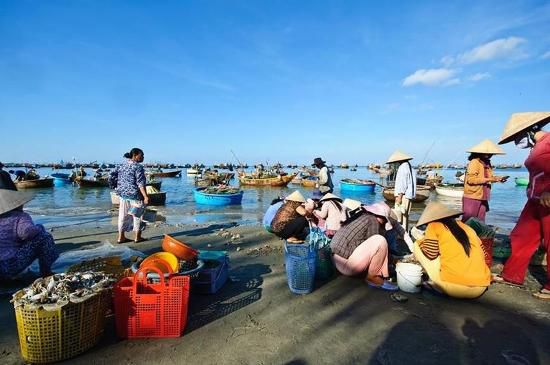 Let's visit the seafood market in early morning.